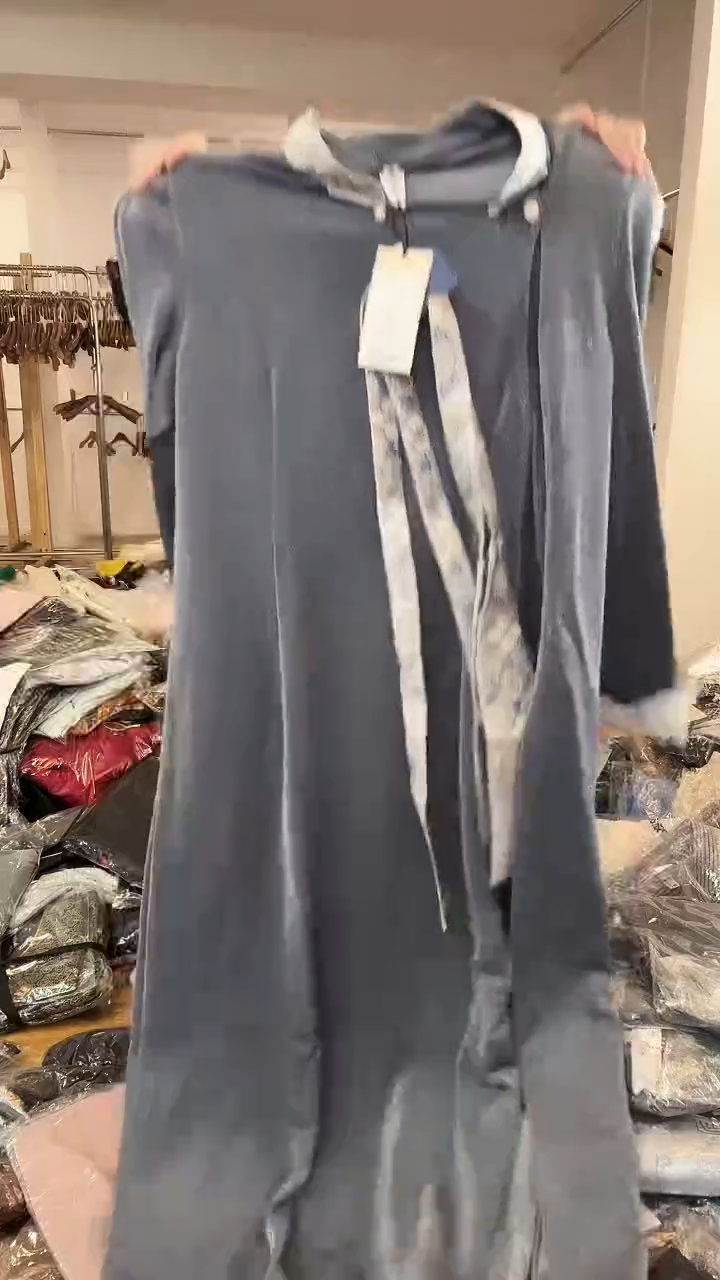 连衣裙  M码     110斤