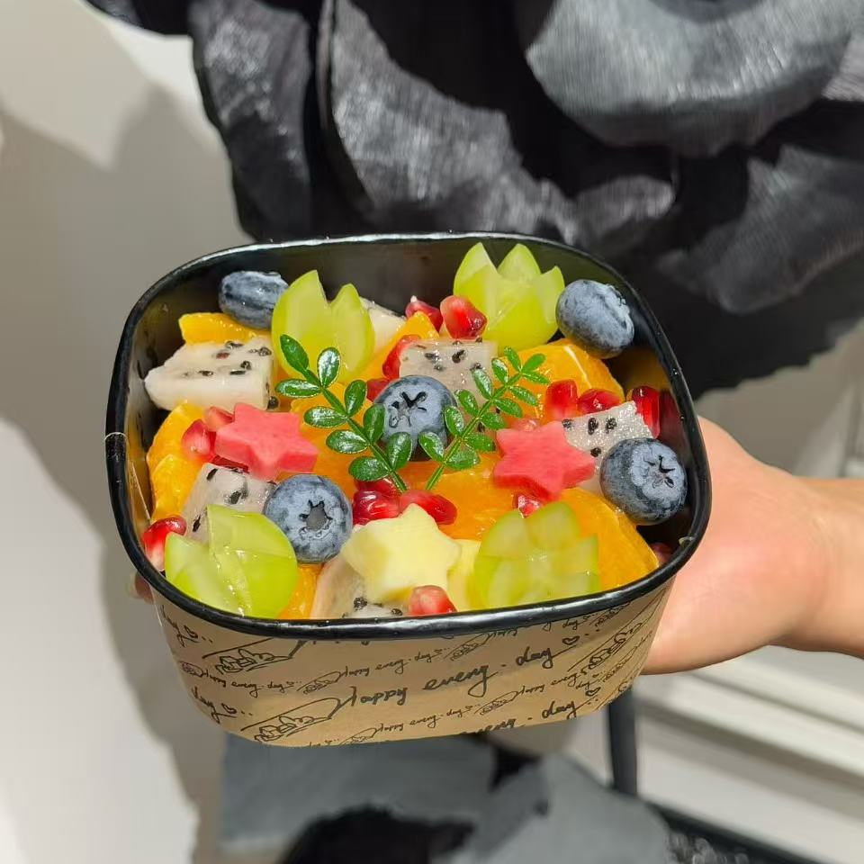 新款字母正方形黑底牛皮纸加厚带盖鲜果外卖防漏果切盒水果打包盒