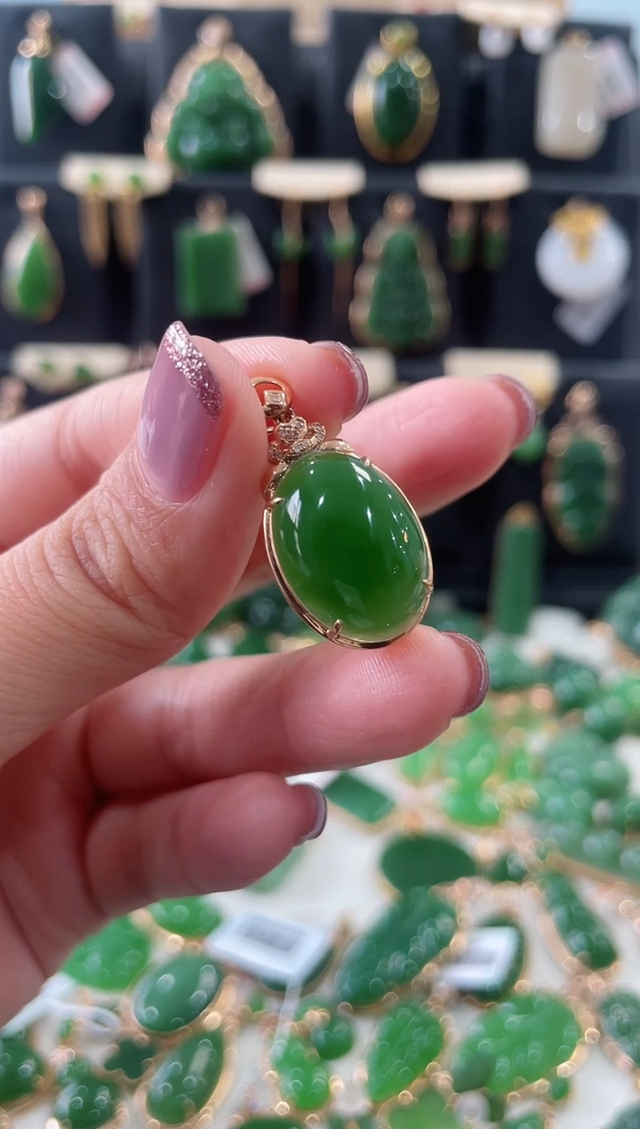 【闪购商品】和田玉（碧玉）颈饰18K金镶嵌蛋面