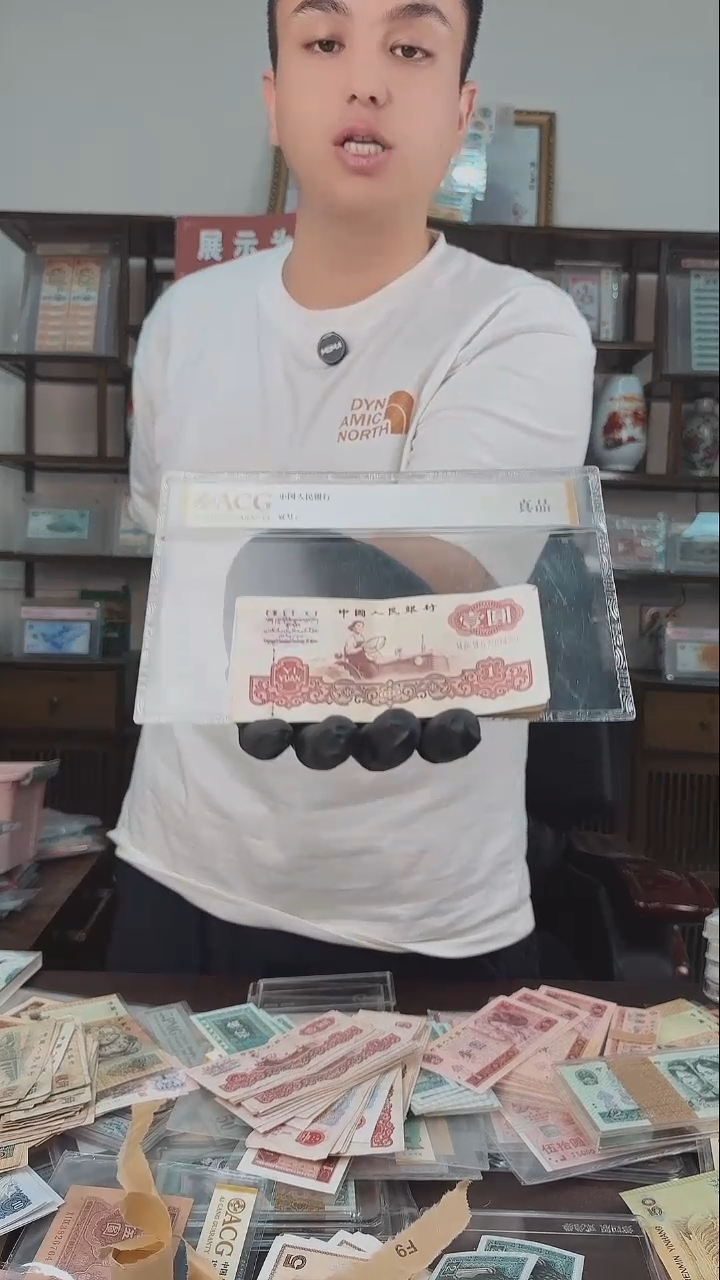 如图10张拖拉机壹元流通币388