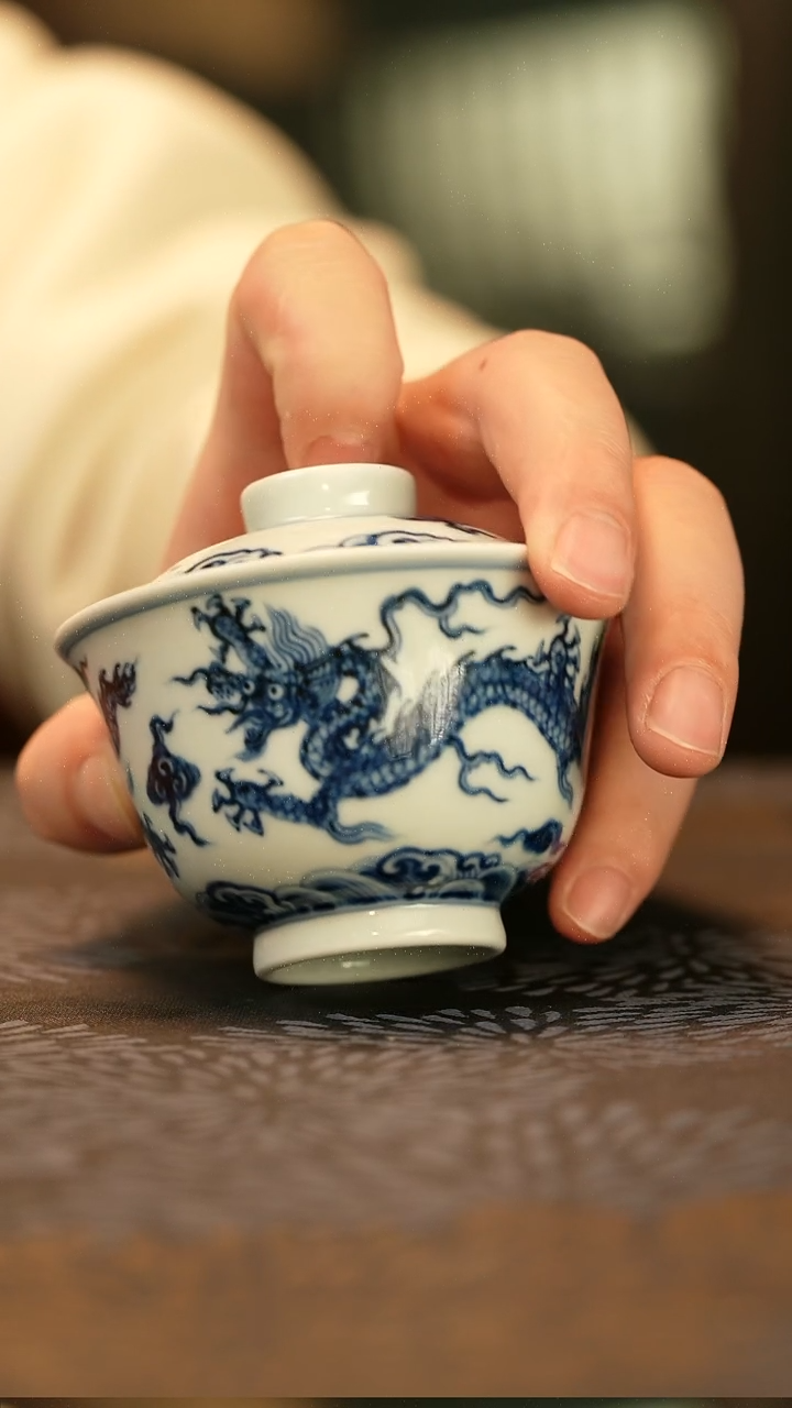 中式仿明青花双龙纹盖碗