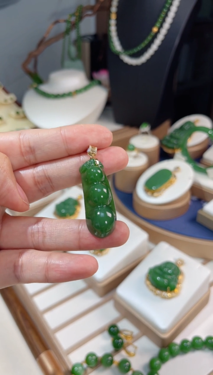 和田玉18K金镶嵌颈饰豆