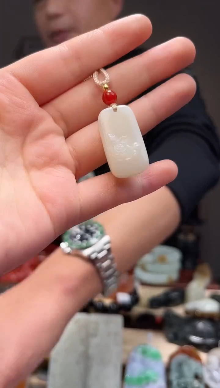 颈饰未镶嵌和田玉吊坠