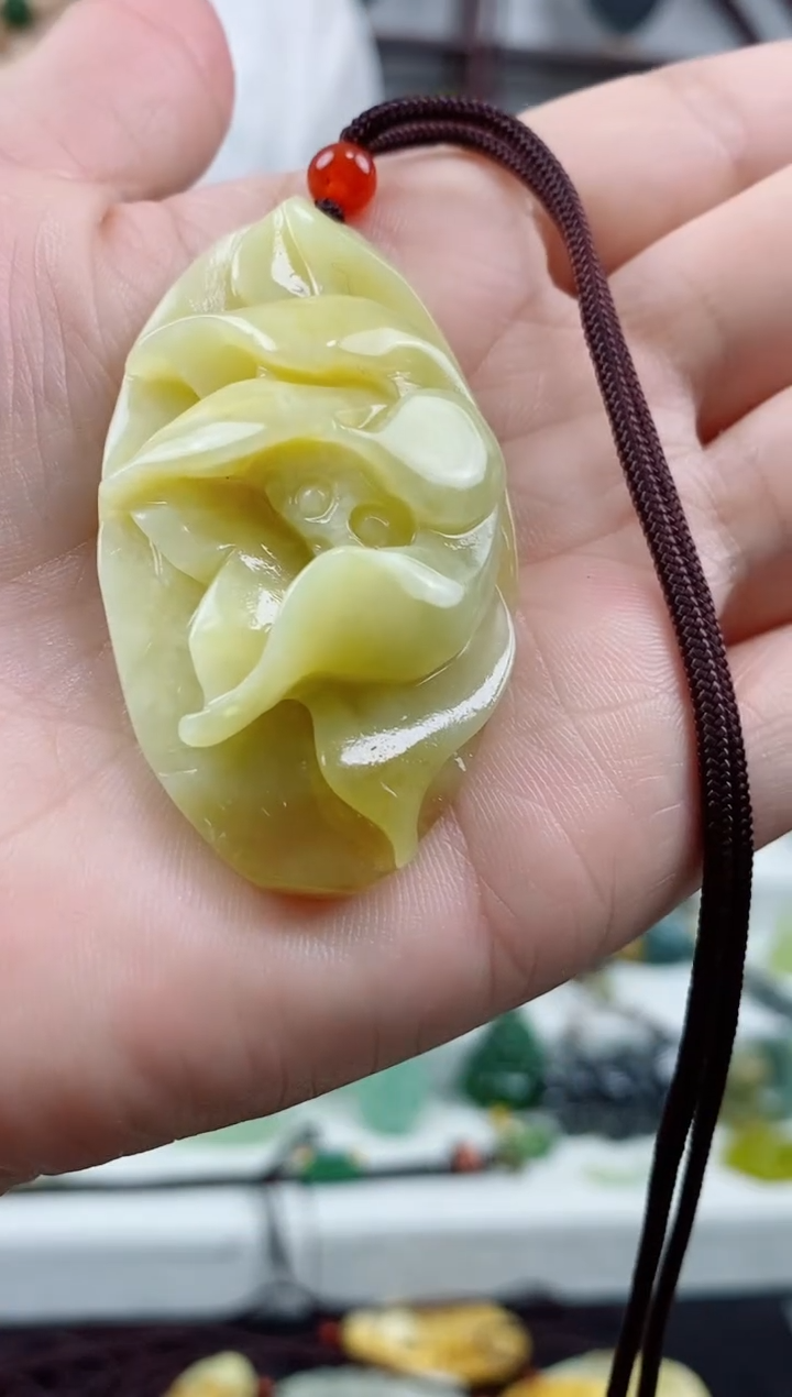 未镶嵌岫玉颈饰荷花