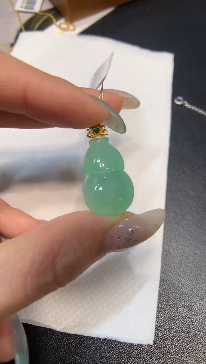 颈饰18K金镶嵌翡翠葫芦