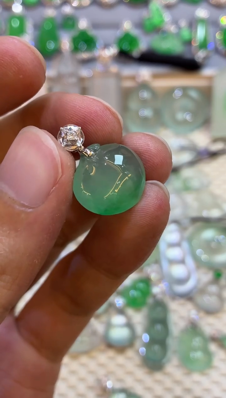 吊坠(不含链)18K金镶嵌翡翠桃子