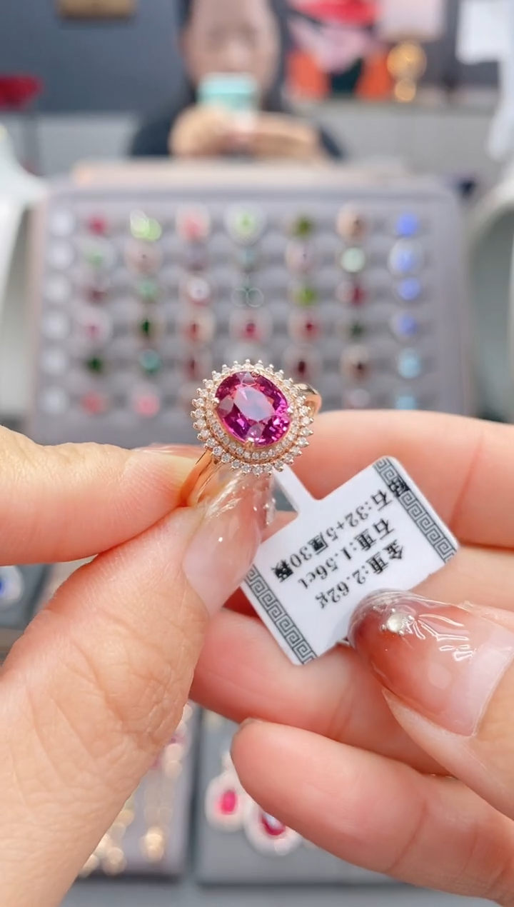 18K金镶嵌戒指碧玺1.56     