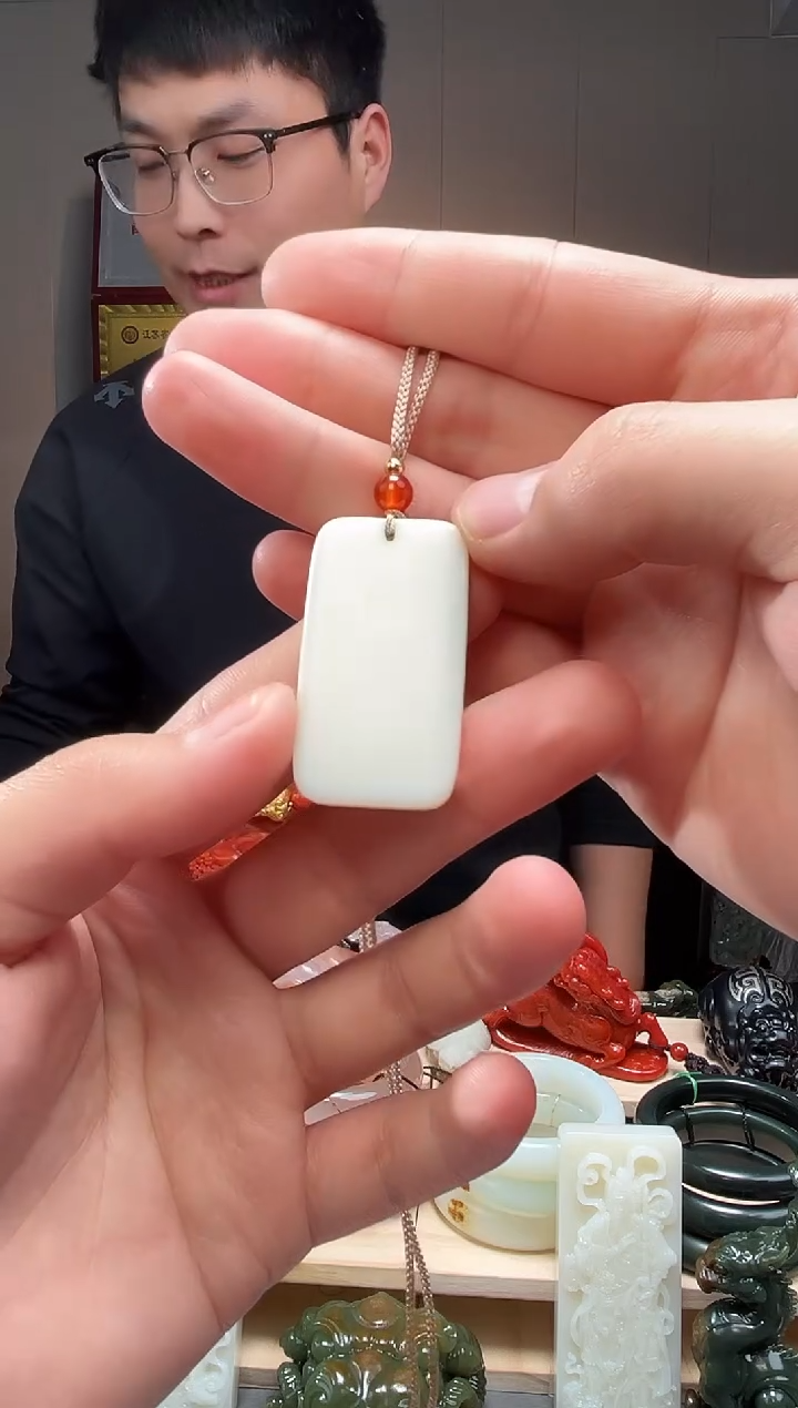 颈饰未镶嵌和田玉吊坠