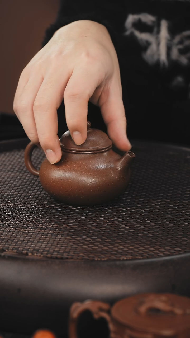 茶壶紫砂容天 底槽清