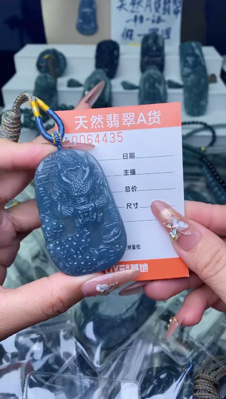 翡翠未镶嵌颈饰················