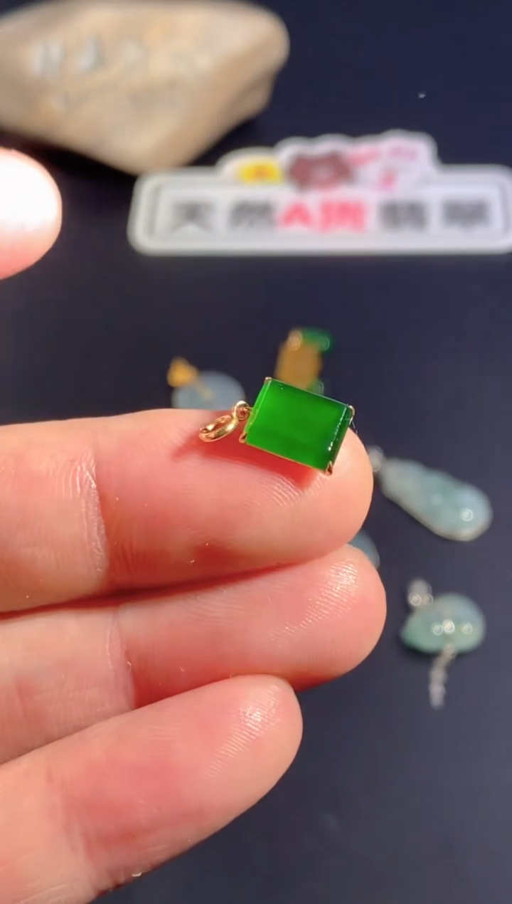 颈饰18K金镶嵌翡翠   