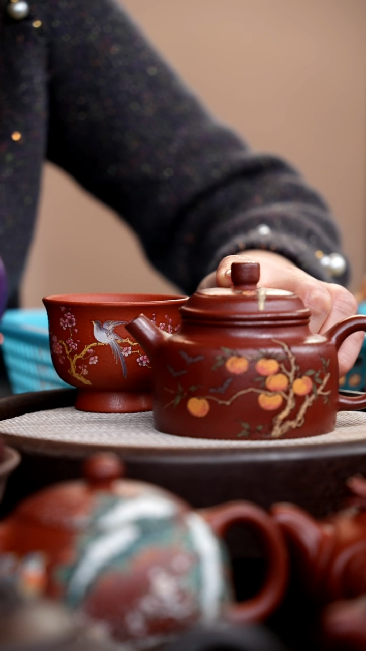 茶壶紫砂007 红极星德钟彩刻桃子+降坡泥红梅鸟杯