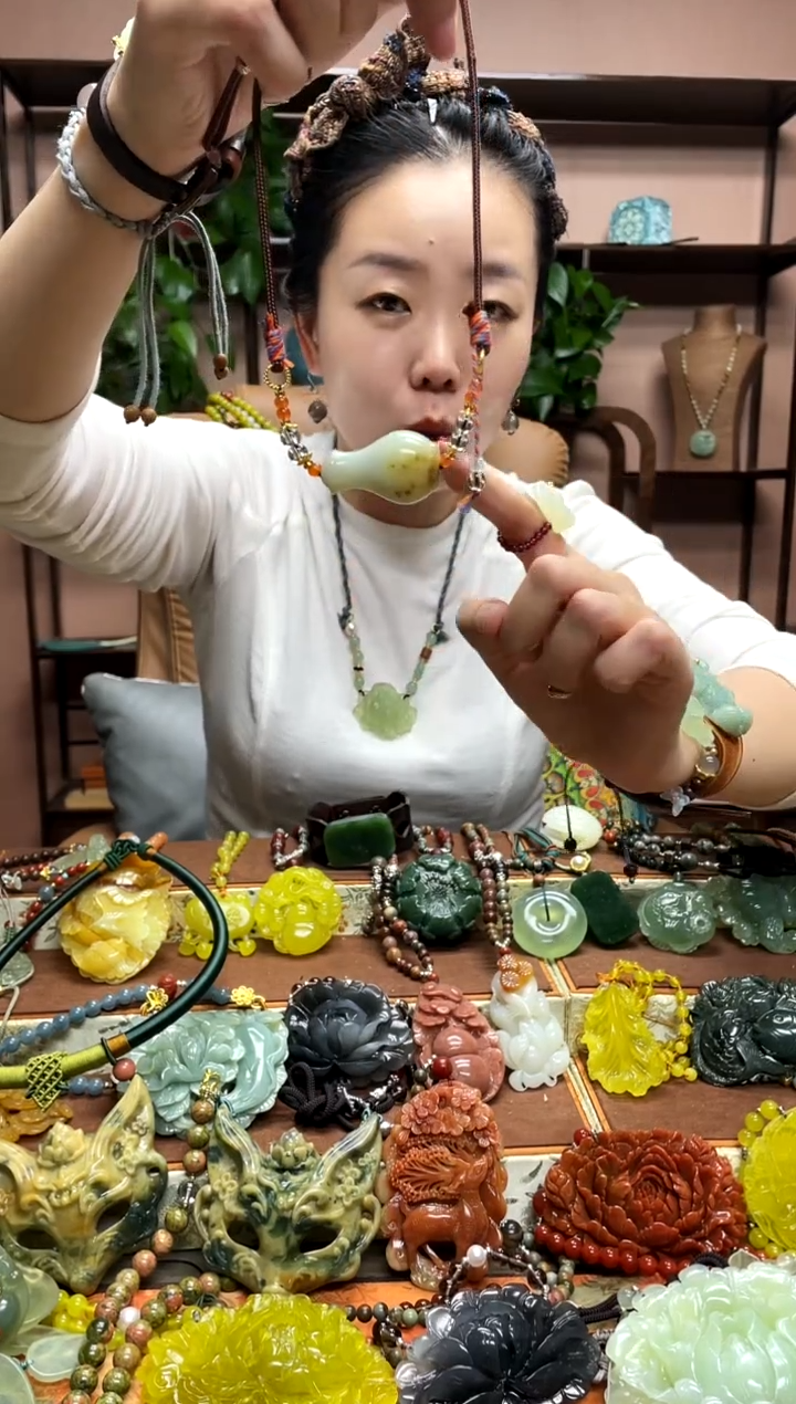 未镶嵌岫玉颈饰·