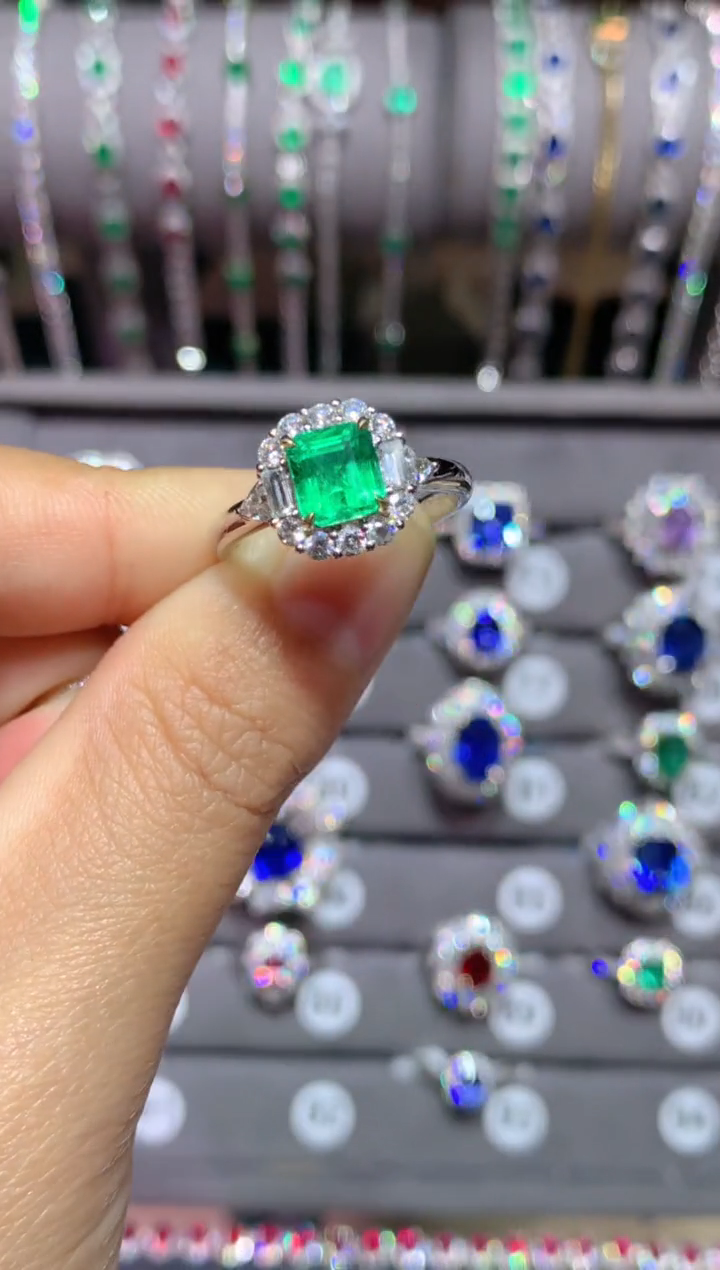 【闪购商品】祖母绿戒指18K金镶嵌1.45CT