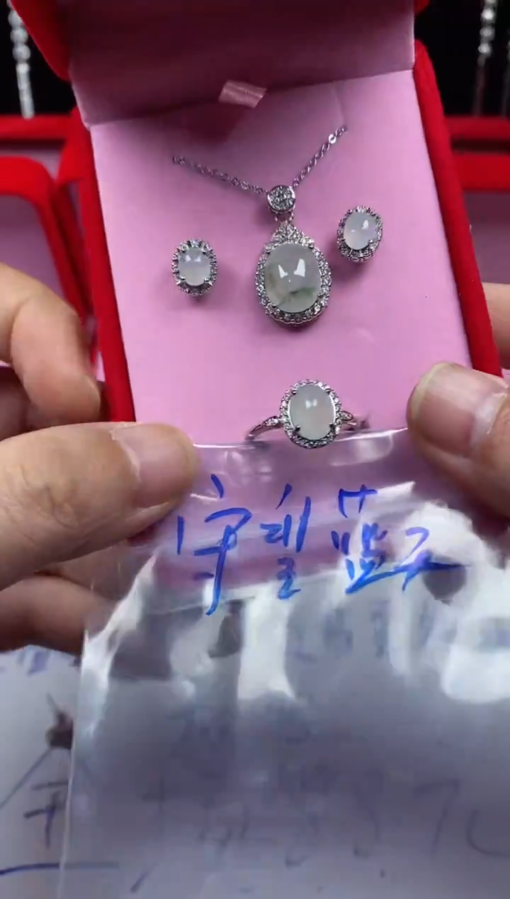 未镶嵌戒指翡翠守**天翡翠吊坠