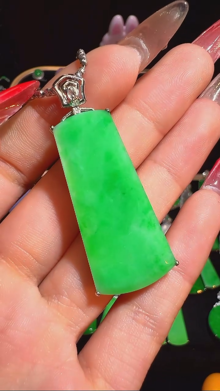 18K金镶嵌挂件翡翠吊坠