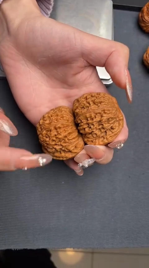 【闪购商品】文玩核桃把件南疆石44左右（已打底）