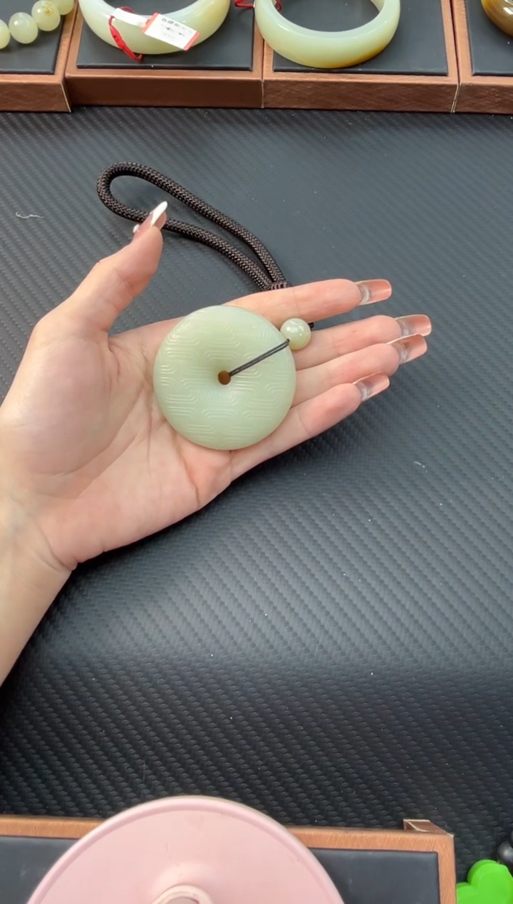 【闪购商品】和田玉吊坠(赠链)未镶嵌且末微色差迪克兰把件