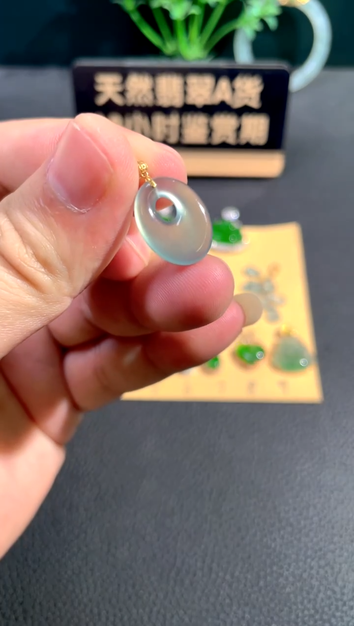 颈饰18K金镶嵌翡翠翡翠