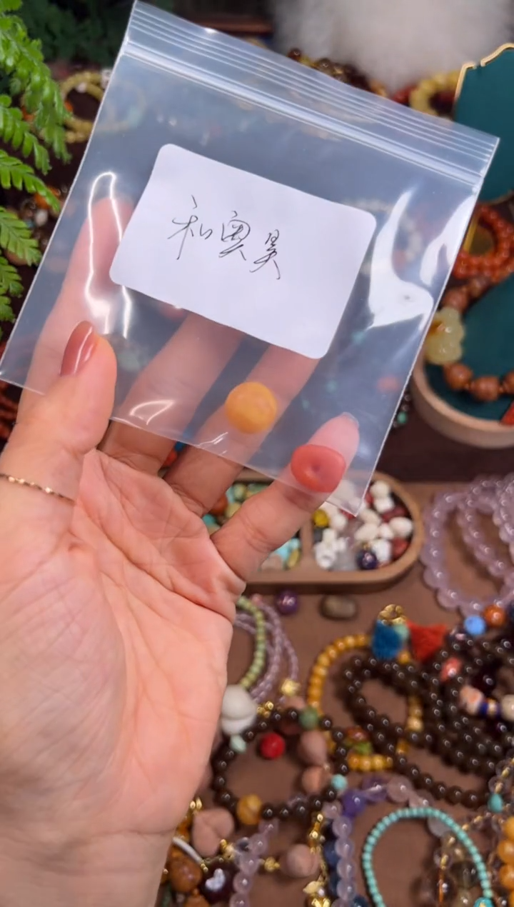 花蜡圆珠&红藏扣两颗裸石