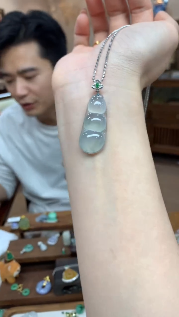 【闪购商品】翡翠吊坠(不含链)18K金镶嵌豆子