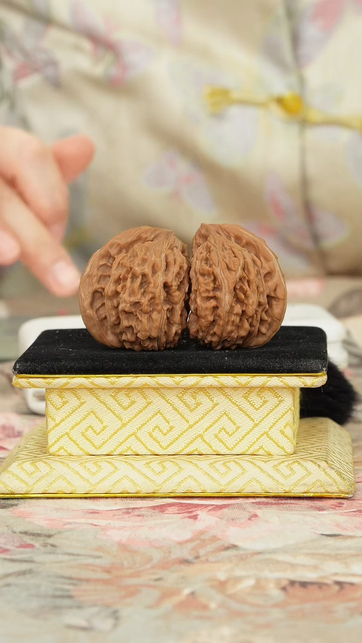 【闪购商品】文玩核桃把件一代楼异形