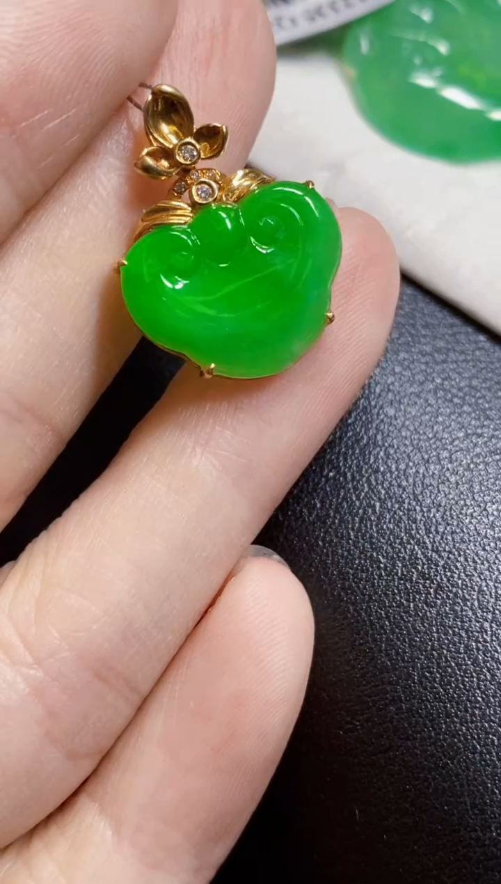 颈饰18K金镶嵌翡翠南****₃如意