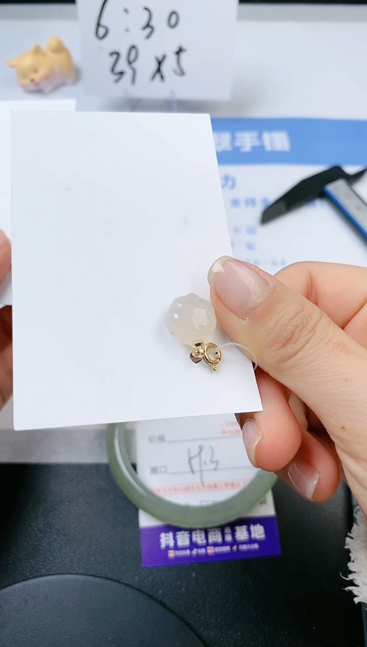 【闪购商品】石英质玉手镯未镶嵌猫爪