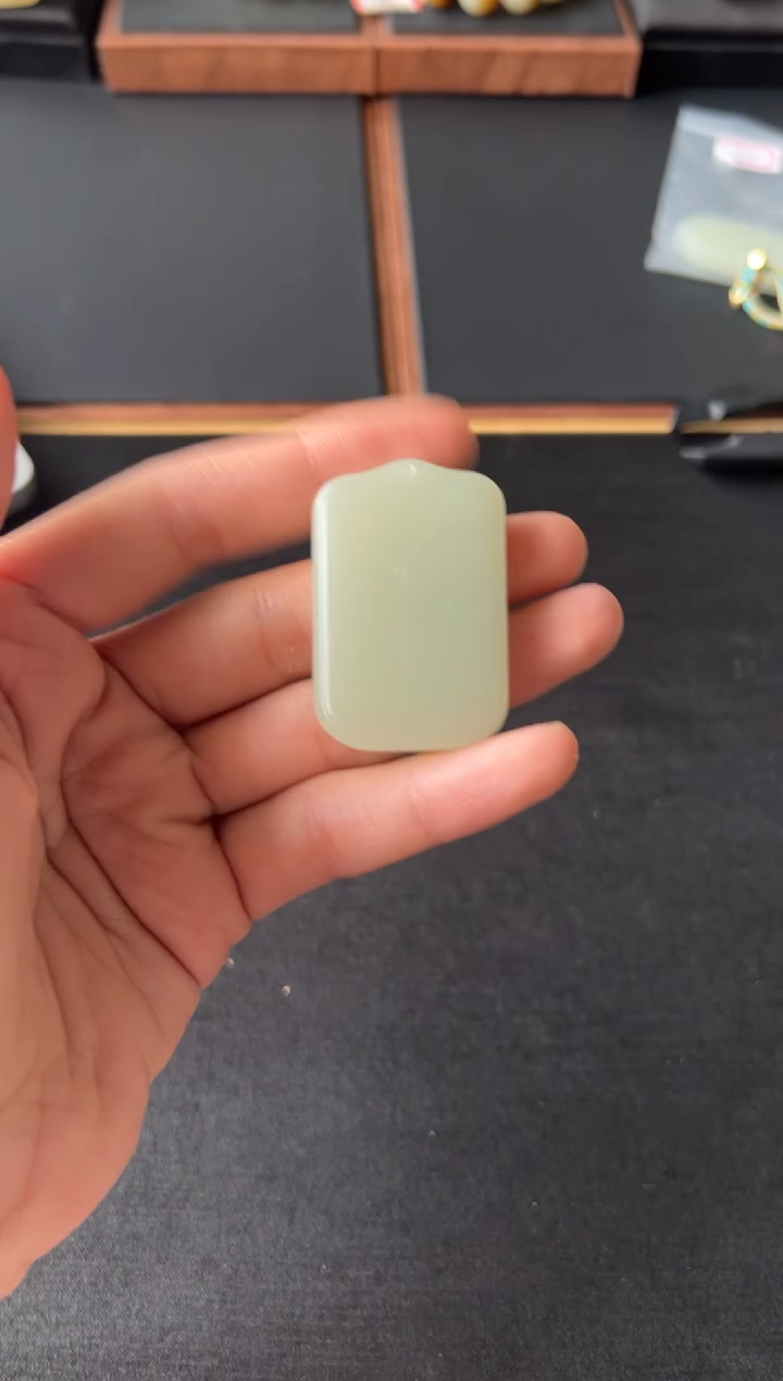 【闪购商品】和田玉吊坠(赠链)未镶嵌且末微色差迪克兰