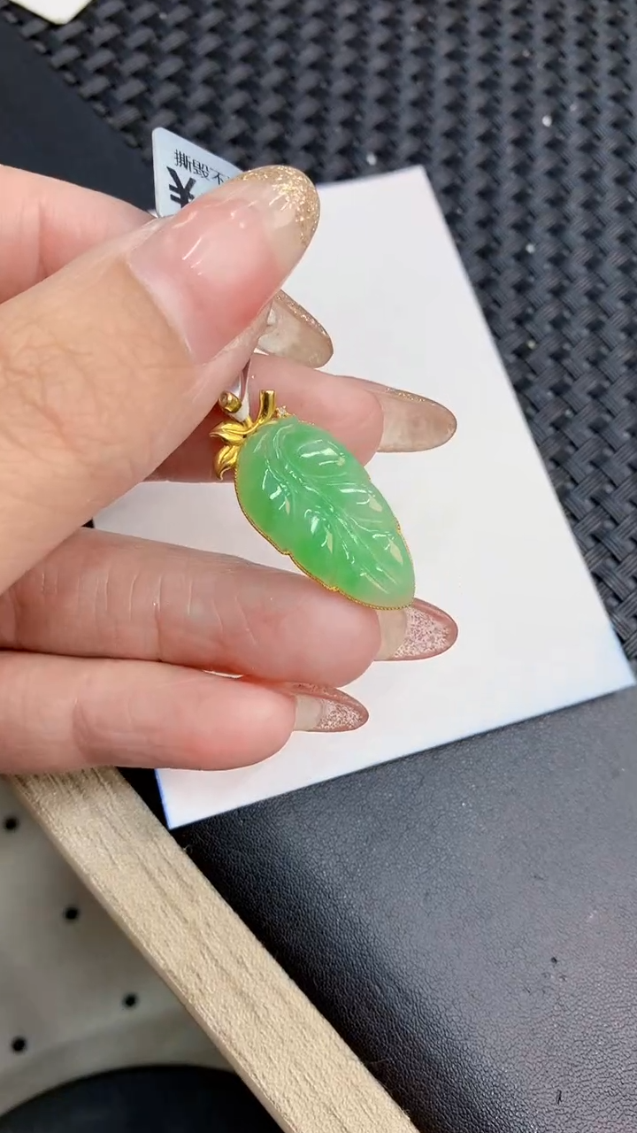 翡翠18K金镶嵌颈饰             81