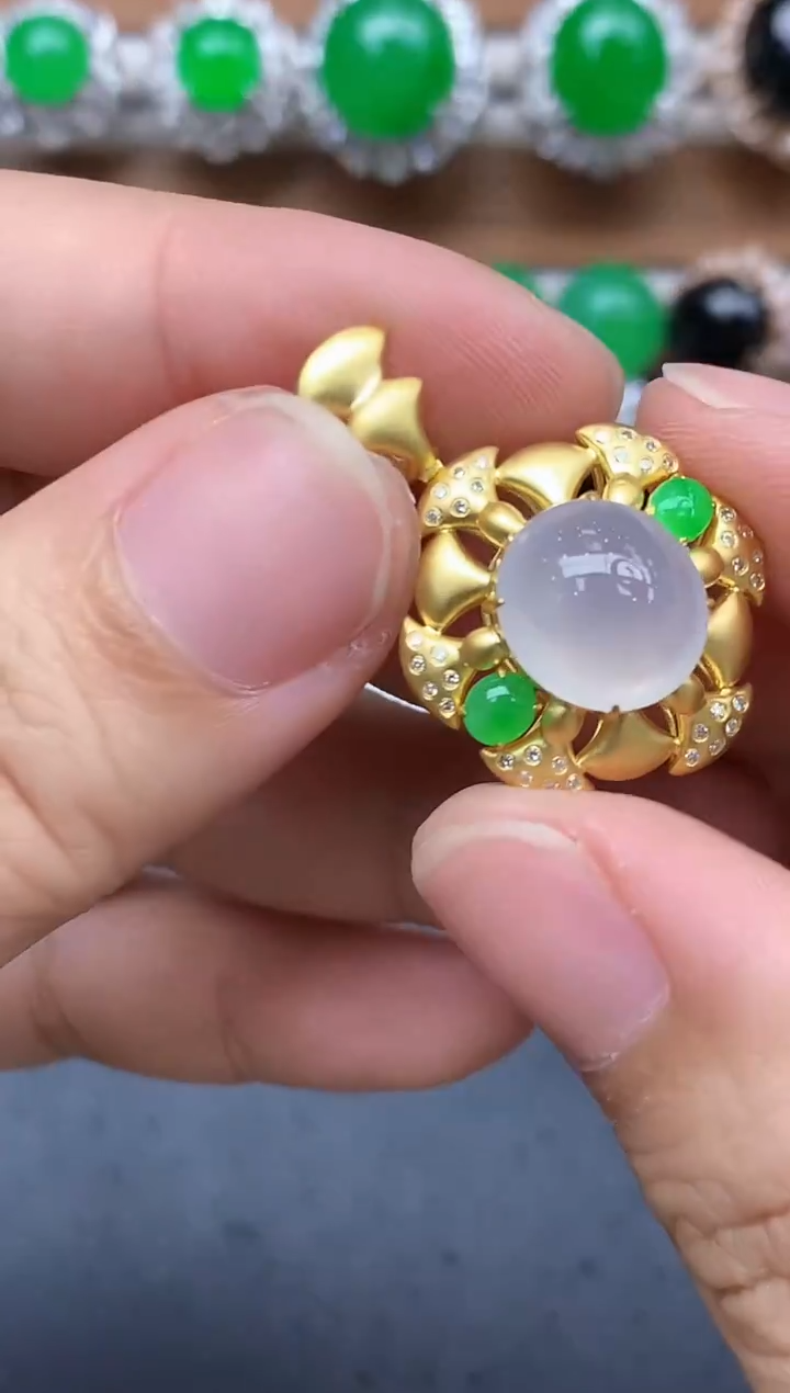 颈饰18K金镶嵌翡翠600-中国好珍宝