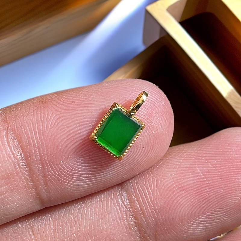 18K金天然翡翠A货-580方块吊坠K黄无事牌挂件镶嵌珠宝玉石满绿