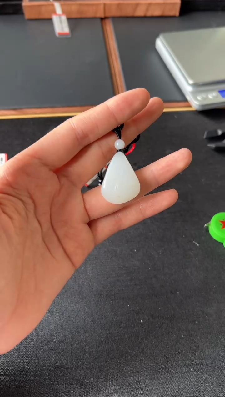 【闪购商品】和田玉吊坠(赠链)未镶嵌且末微色差米达