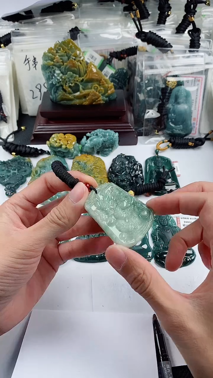 【闪购商品】翡翠颈饰未镶嵌          