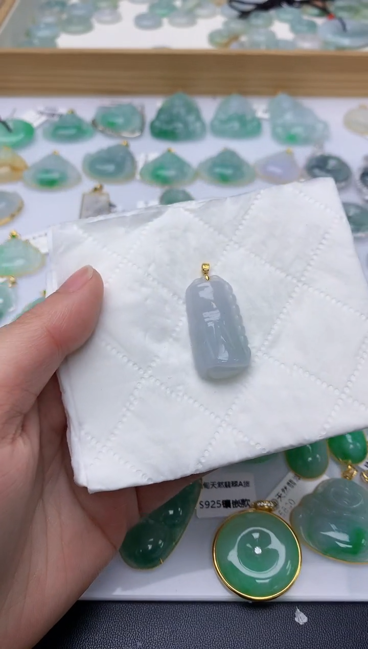 颈饰18K金镶嵌翡翠天然A货