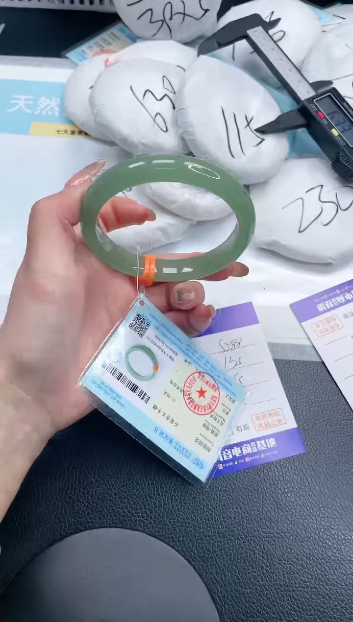 【闪购商品】石英质玉手镯未镶嵌7S288-65