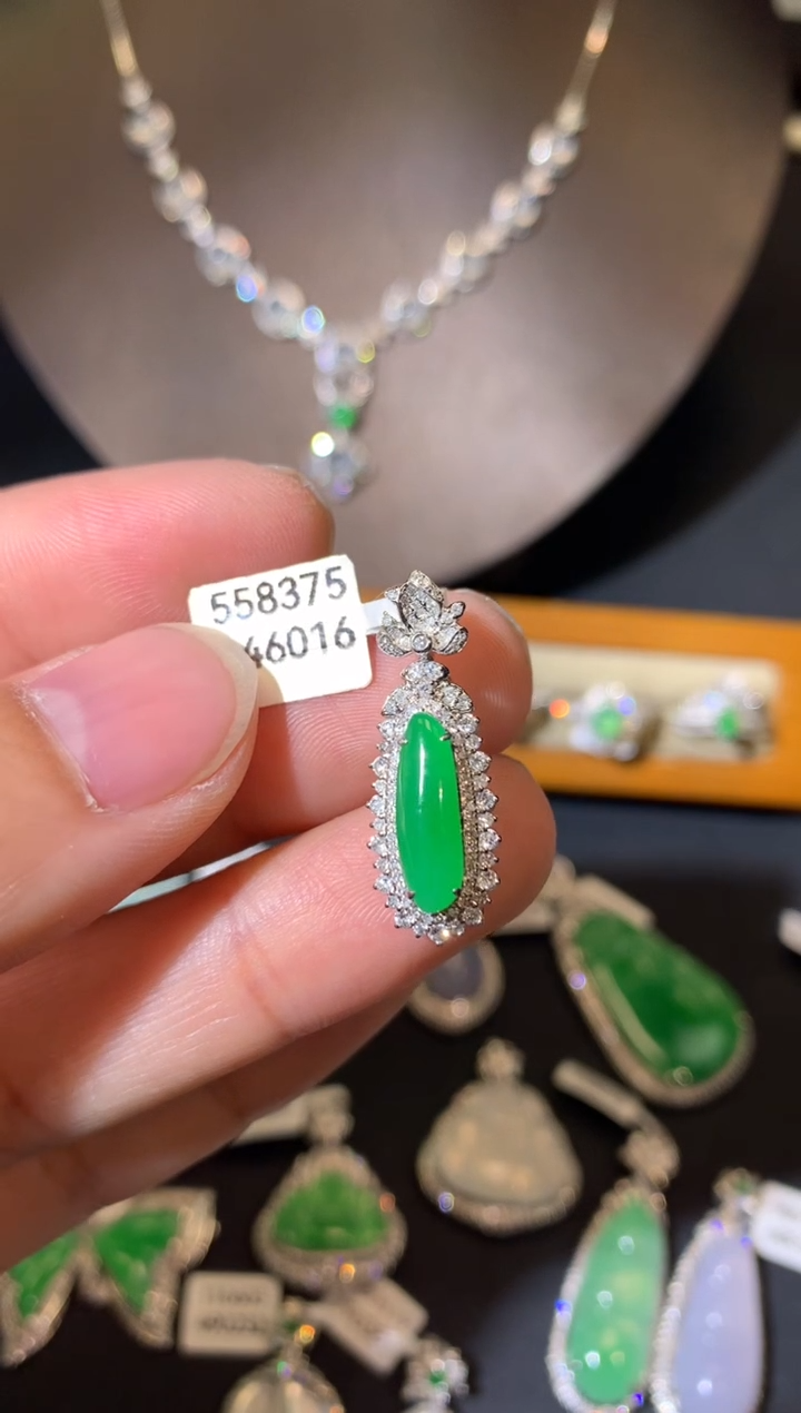 【闪购商品】翡翠吊坠(不含链)18K金镶嵌吊坠