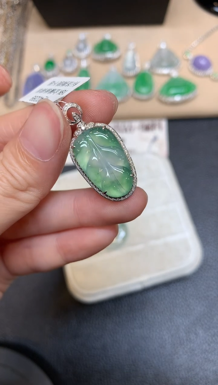 翡翠18K金镶嵌吊坠(不含链)树叶【无服务费
