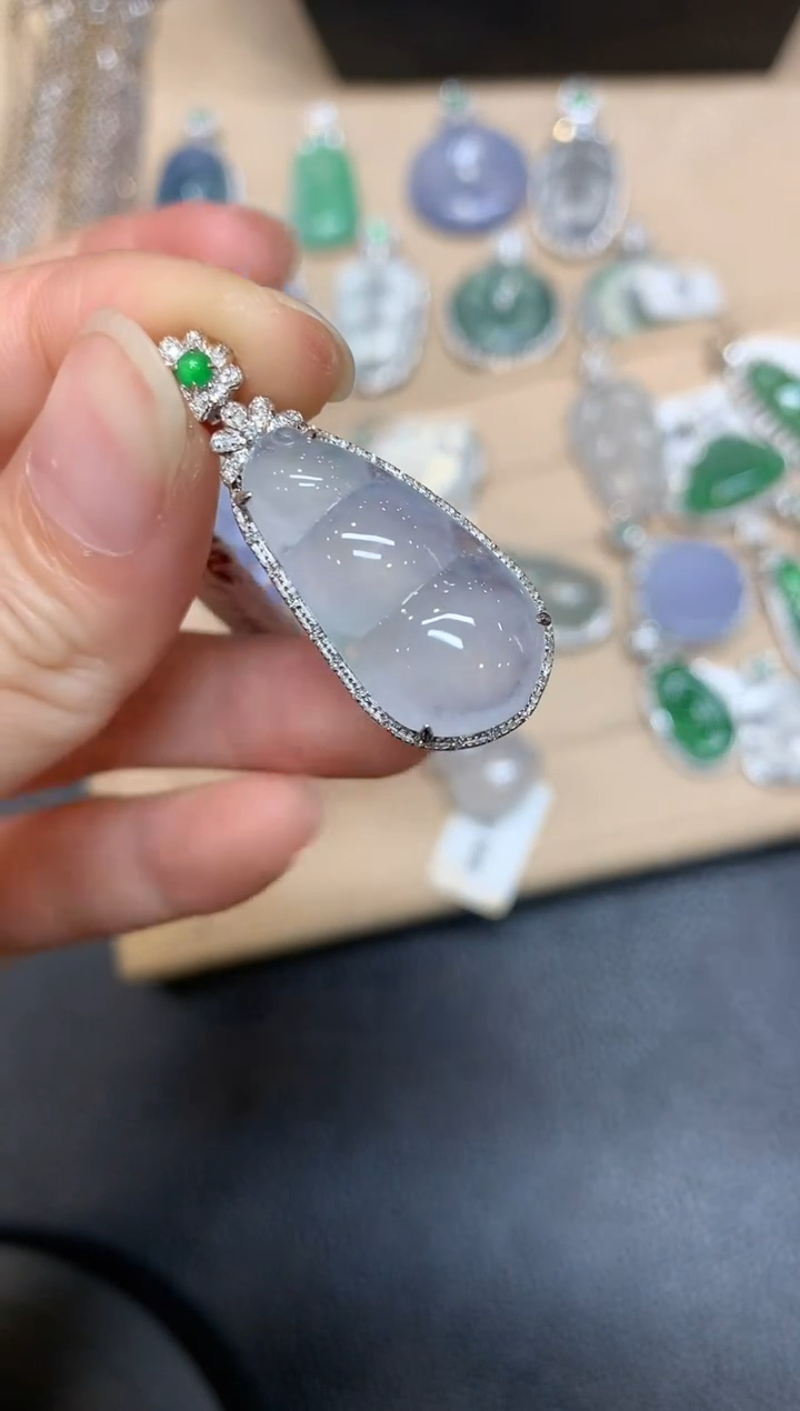 【闪购商品】翡翠吊坠(不含链)18K金镶嵌福豆【无服务费