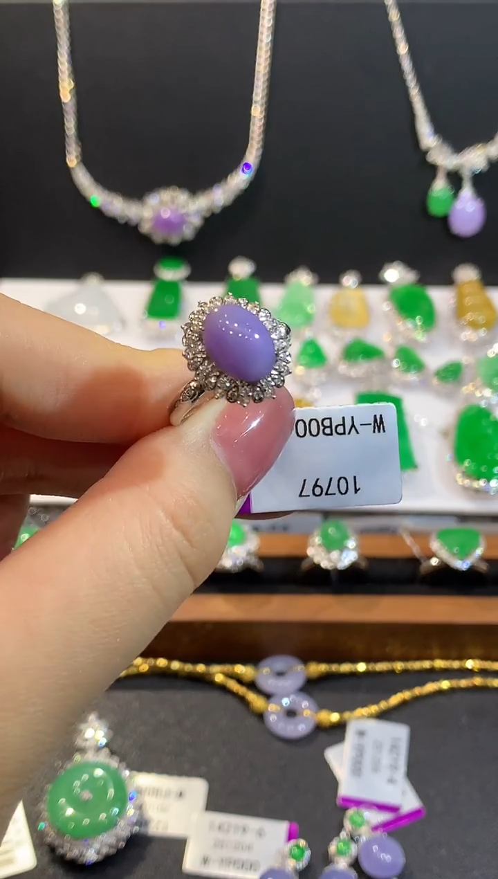 18K金镶嵌戒指翡翠多样性发其一