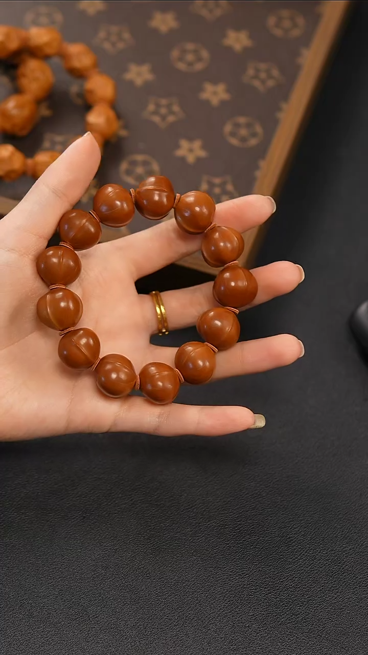 吊坠橄榄核铁核鲨鱼背