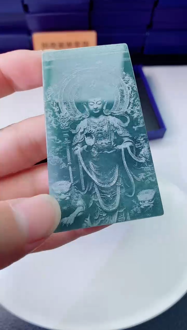 颈饰未镶嵌翡翠   `