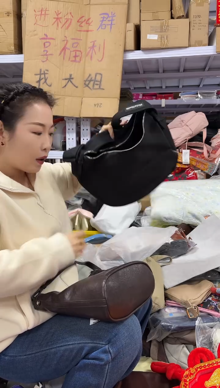 PVC点点小红心 没关注的关注一下主播   