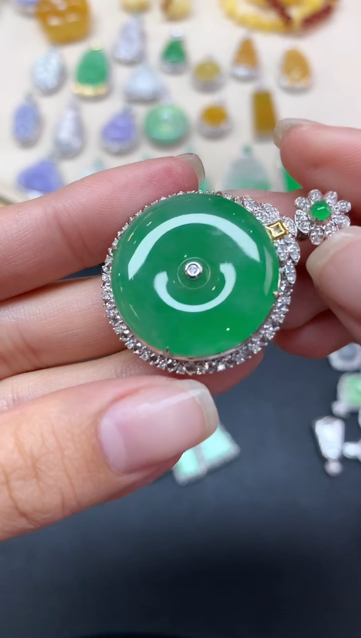 【闪购商品】翡翠吊坠(不含链)18K金镶嵌吊坠A535|39999