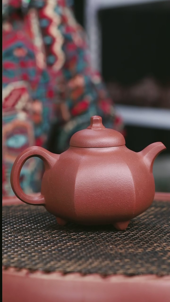 【闪购商品】紫砂红皮龙6号六方三足乳鼎300CC微微暇