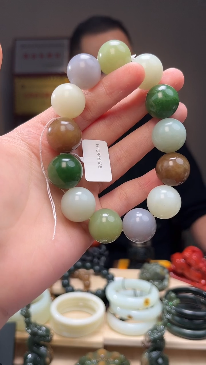 颈饰未镶嵌和田玉怎****？手串