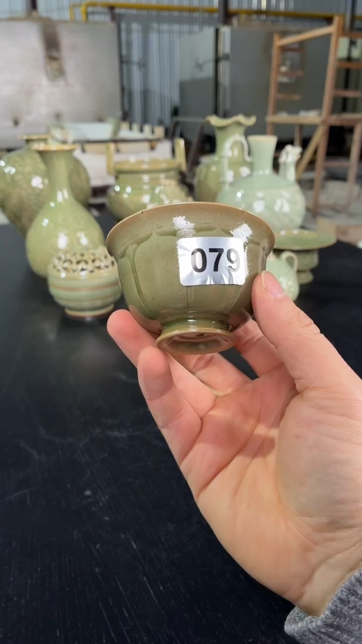 耀州窑仰山莲瓣手工杯黑微瑕079