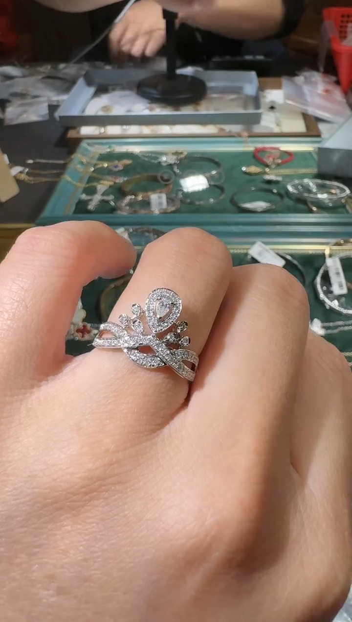 【闪购商品】钻石戒指18K金镶嵌皇冠戒指YHY