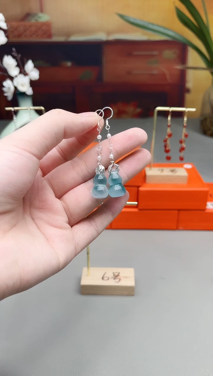 未镶嵌石英质玉（天山翠）耳钉飘花葫芦天山翠