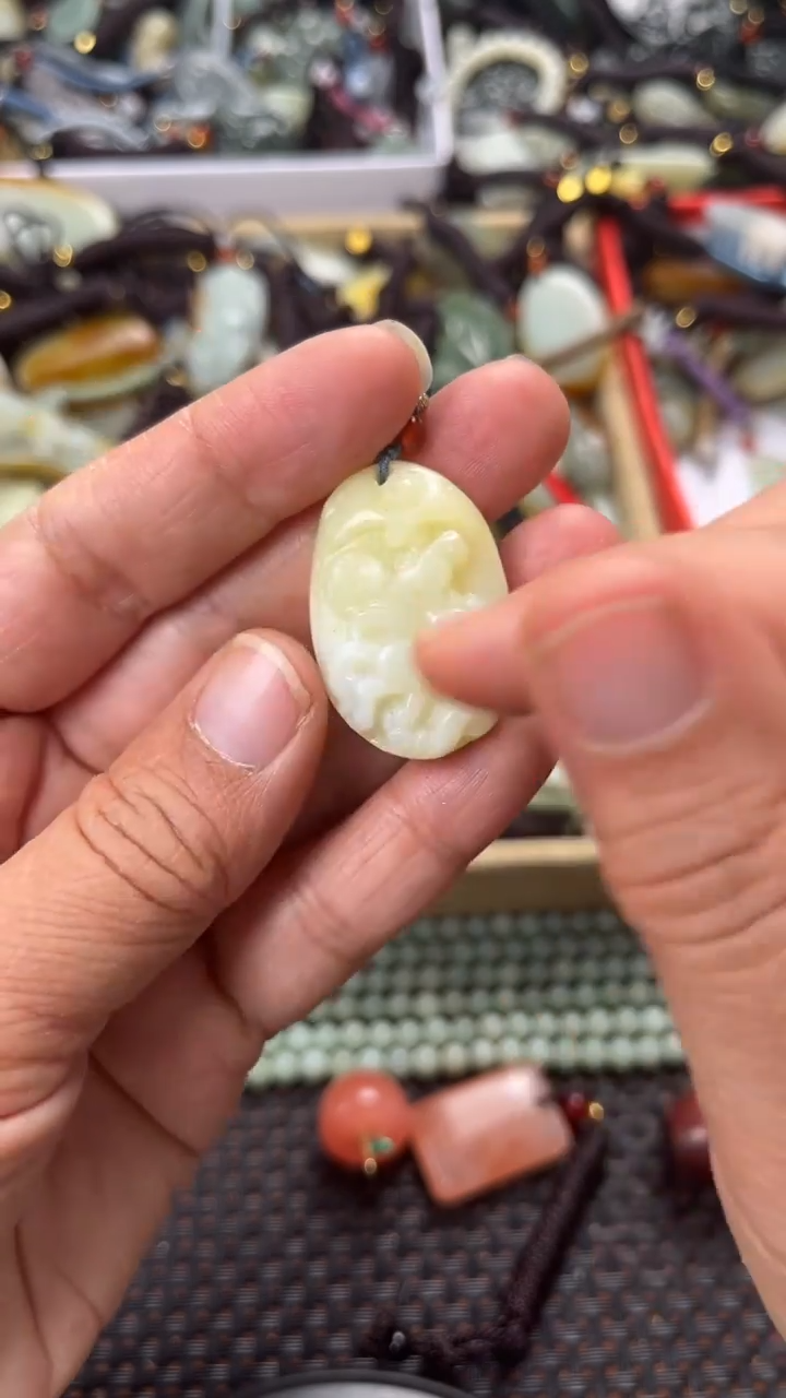 【闪购商品】和田玉颈饰未镶嵌多样性发货没有证书拍一发一有瑕